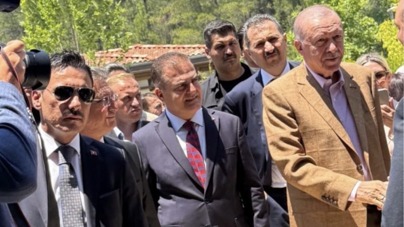 Cumhurbaşkanı Erdoğan'ın yazlık kahverengi takım elbisesi gündem oldu