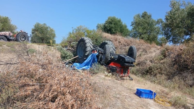 Manisa'da devrilen traktörün altında kalan sürücü öldü