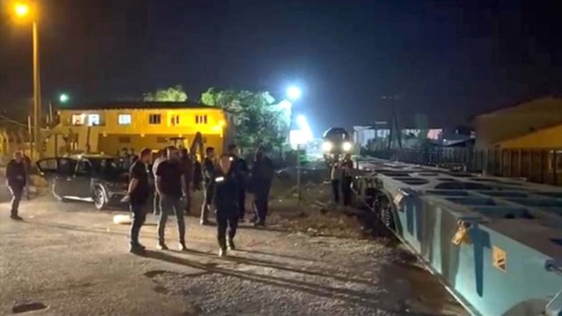 Erzurum'da otomobile tren çarptı