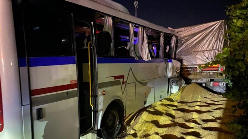 Manisa'da işçi servisi tıra çarptı: 20 yaralı