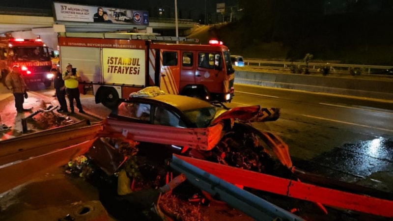 İstanbul Bayrampaşa'da bariyerlere saplanan otomobilin sürücüsü yaralandı