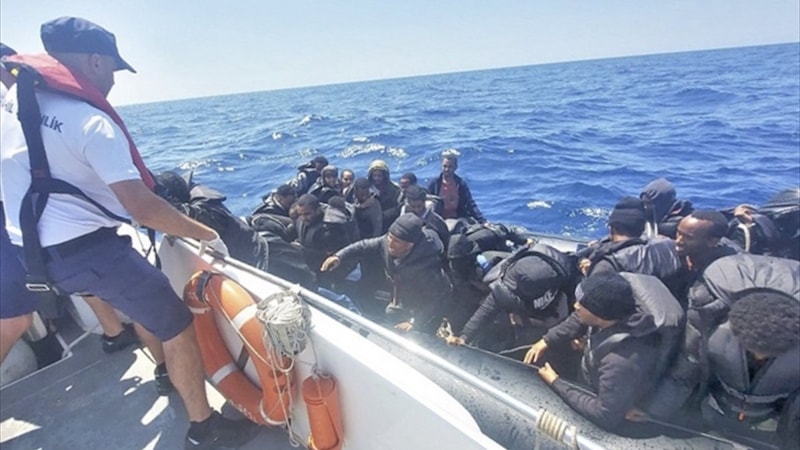 İzmir açıklarında 47 düzensiz göçmen kurtarıldı