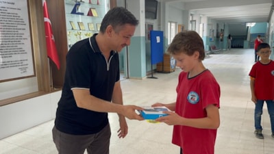 Düzce'de okul koridorundaki çöpü kutuya atan öğrenciye tablet hediyesi