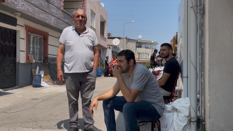 Bursa'da yüksek gerilim hattı altındaki ev yıkılınca 6 kişilik aile sokakta kaldı