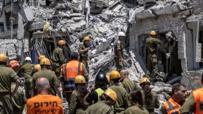 İran'ın füzeleri Tel Aviv ve diğer İsrail kentlerine hasar verdi