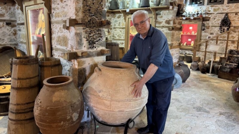 Antalya'da 2 bin yıllık küp, tarihi Sarıhacılar köyünde sergileniyor