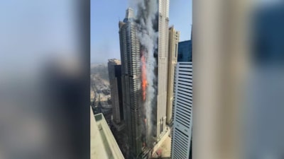Dubai'de 67 katlı gökdelende yangın
