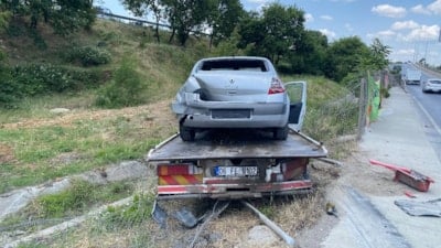 İstanbul'da kamyon ve çekici yol kenarına uçtu