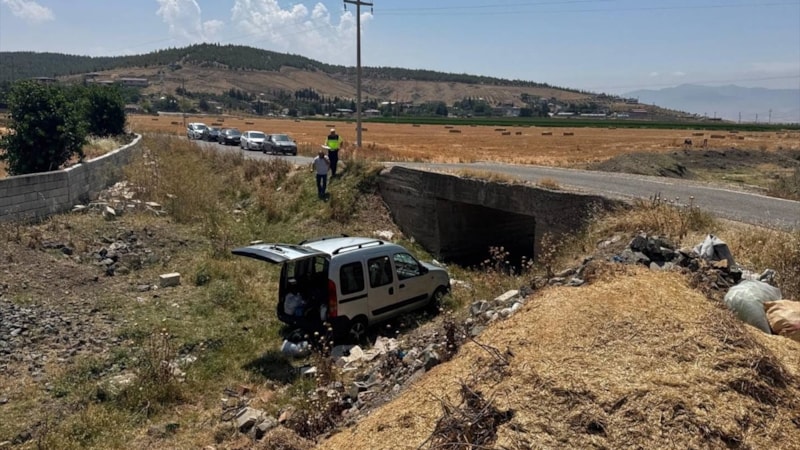 Gaziantep'te hafif ticari araç köprüden düştü: 6 yaralı