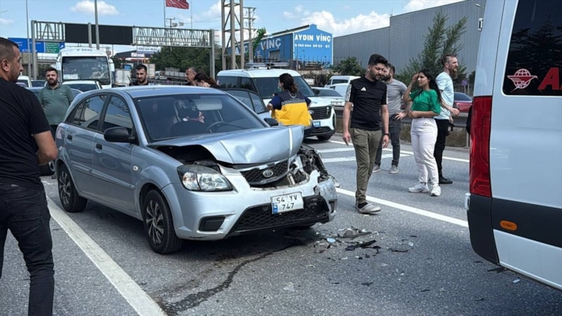 D-100 kara yolunun Kocaeli kesiminde zincirleme kaza