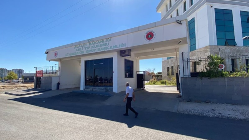 Diyarbakır'da traktör ile römork arasına sıkışan kişi öldü