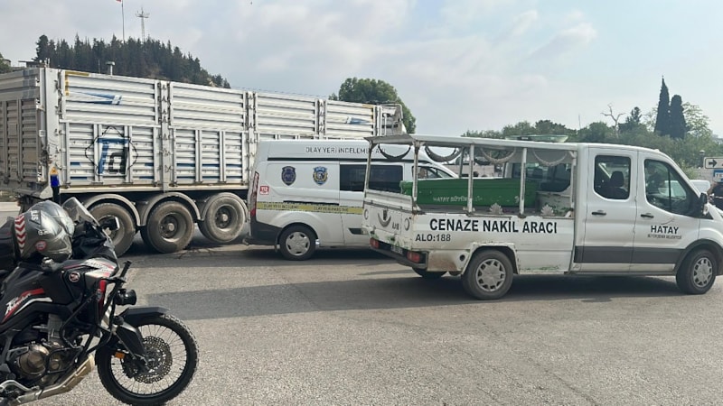 Hatay'da tırın çarptığı kadın can verdi