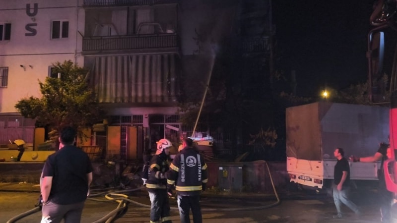 Denizli'de ağaçta çıkan yangın binaya sıçradı