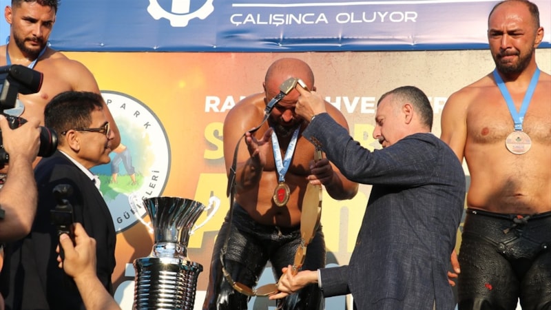 17. Sekapark Altın Kemer Yağlı Güreşleri'nde başpehlivan Orhan Okulu oldu