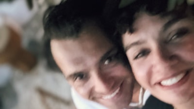 Aşk tam gaz devam! Birce Akalay ve Hakan Kurtaş romantik pozlarına yenilerini ekledi