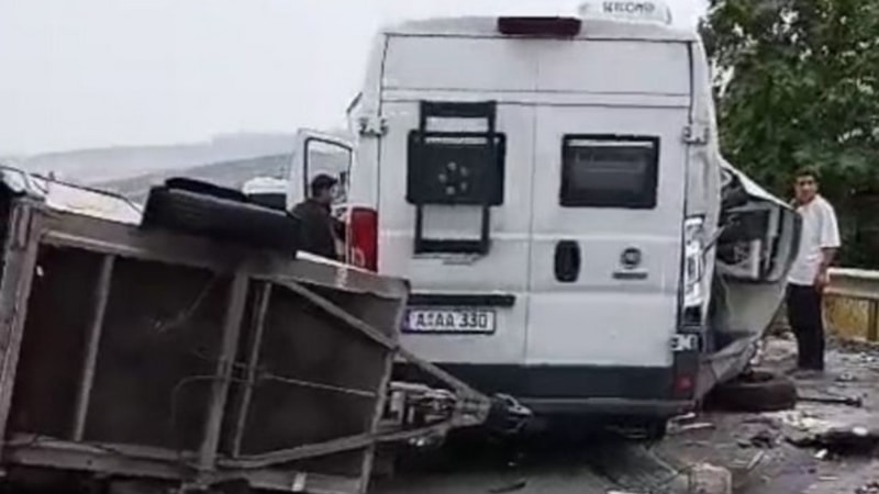 Mersin'de karavan minibüsle kamyonet çarpıştı: 1 ölü 1 yaralı