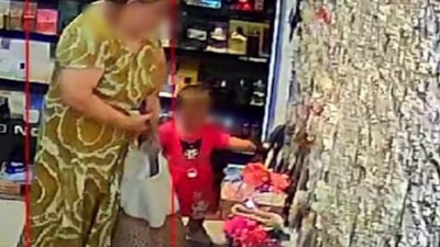 Zonguldak'ta çocuğuyla birlikte mağazaya giren kadın hırsızlık yaptı