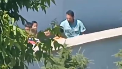 Afyonkarahisar'da ilkokul bahçesinde müdür yardımcısından öğrenciye tokat