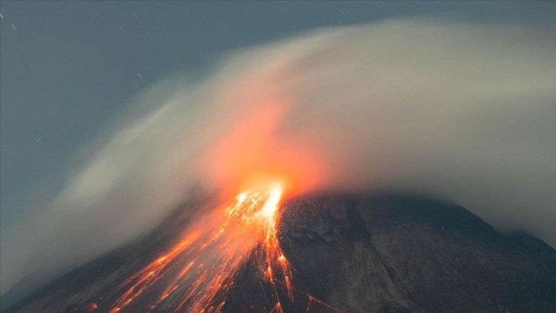 Endonezya'daki Lewotobi Laki-Laki Yanardağı'nda patlama