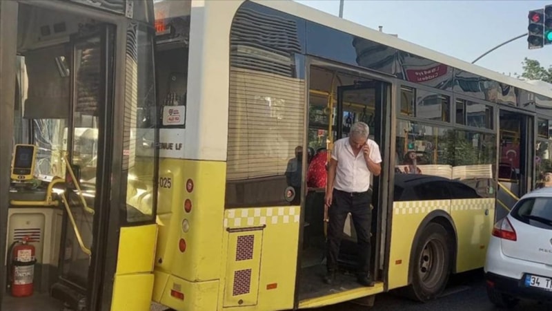 Üsküdar'da kırmızı ışıkta duramayan İETT otobüsü, başka bir otobüse çarptı