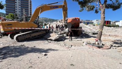 Kahramanmaraş'ta iş makinesi operatörü, yıktığı binanın altında kaldı