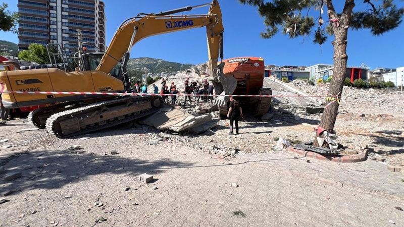 Kahramanmaraş'ta iş makinesi operatörü, yıktığı binanın altında kaldı