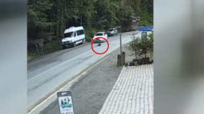 Rize'de yamaçtan kopan kaya parçası, otomobilin önüne düştü