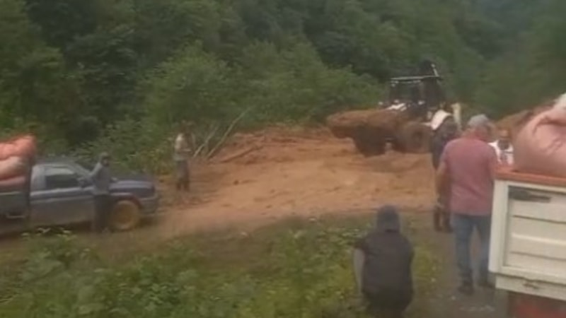 Rize'de heyelan: Kapanan köy yolu açıldı