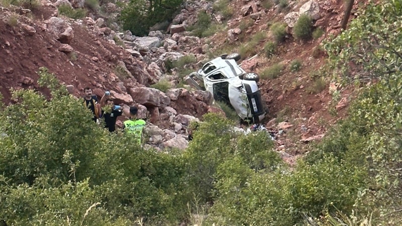 Adıyaman'da hafif ticari araç uçuruma yuvarlandı: 1 ölü 1 yaralı