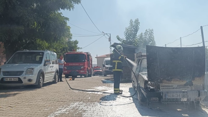 Siirt'te park halindeki otomobilden alevler yükseldi