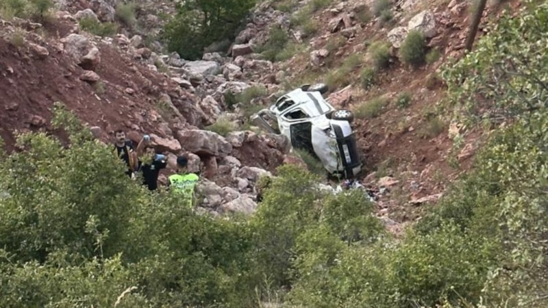 Adıyaman'da şarampole devrilen araçtaki 1 kişi öldü