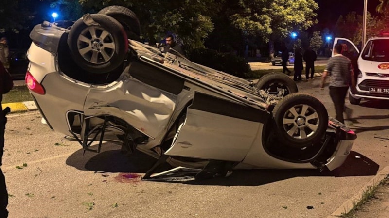 Erzincan’da otomobil ağaca çarptı: 3 yaralı