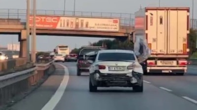 İstanbul'da otomobilin tamponunu arka koltukta taşıdı