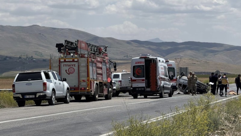 Van'da kızlarının mezuniyet törenine giderken kaza yaptılar: 1 ölü, 4 yaralı