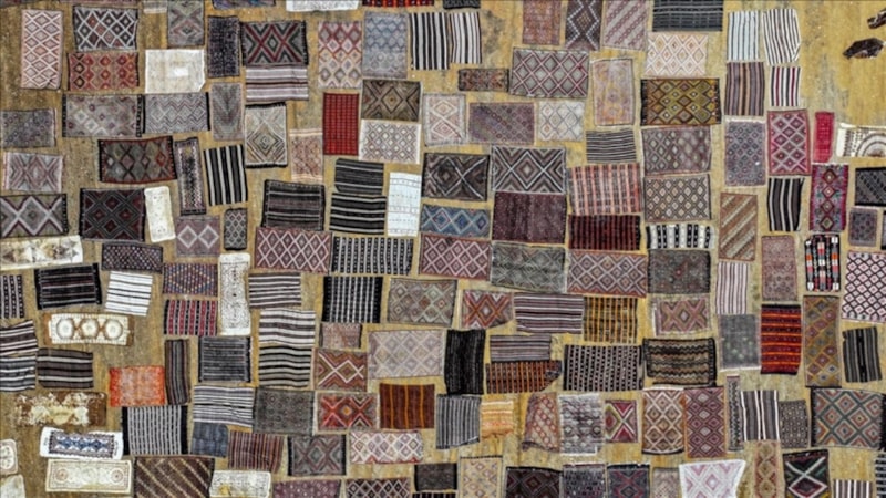 Antalya'nın tarlalarına, el dokuması halılar serildi