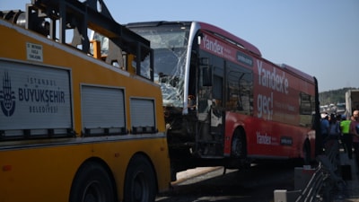 İstanbul’da metrobüsü çeken vinç kaza yaptı