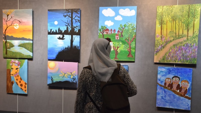 Trabzon’da minik ellerden çıkan resimler sergilendi