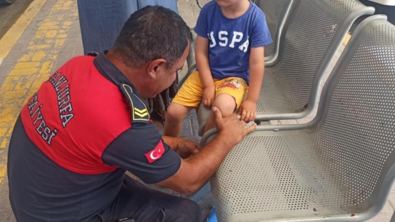 Şanlıurfa'da otobüs bekleyen çocuğun ayağı oturağa sıkıştı