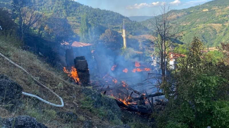 Çankırı'da yangın: 2 ev kül oldu