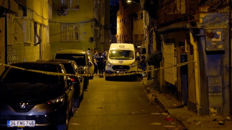 İstanbul Fatih'te bir kişi otomobilde silahla vurularak öldürüldü