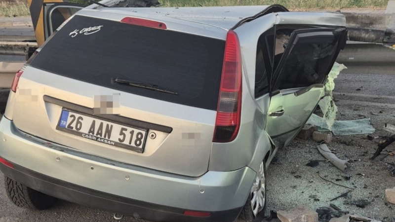 Eskişehir’de kontrolden çıkan otomobil bariyere çarptı