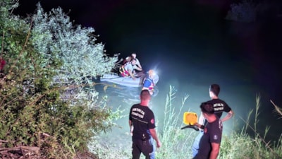 Antalya'da su seviyesi yükselen ırmakta mahsur kalan 3 kişi kurtarıldı