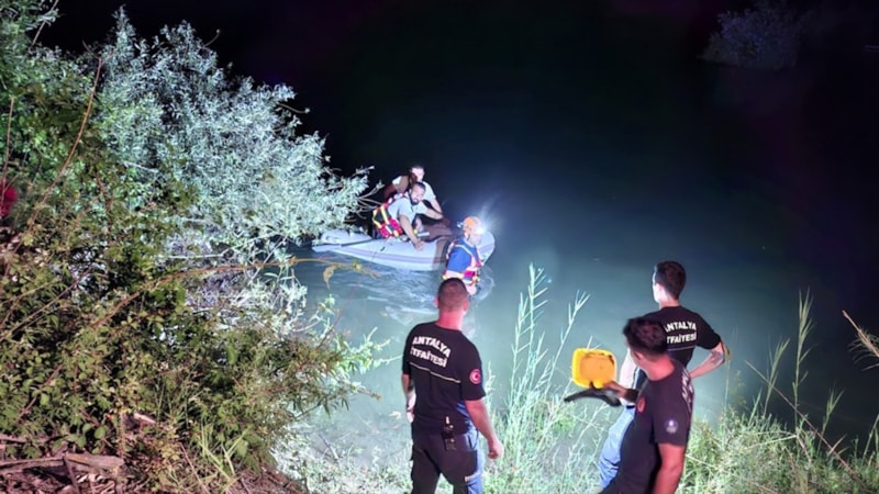 Antalya'da su seviyesi yükselen ırmakta mahsur kalan 3 kişi kurtarıldı