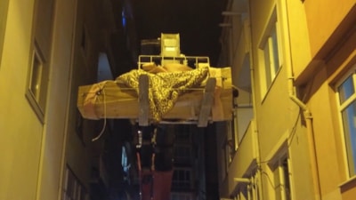 Edirne'de 165 kiloluk kişinin cenazesini vinçle taşıdılar