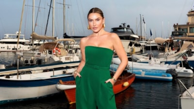 Hadise, ABD'li oyuncu Joey King ile İtalya'daki bir etkinlikte dans etti