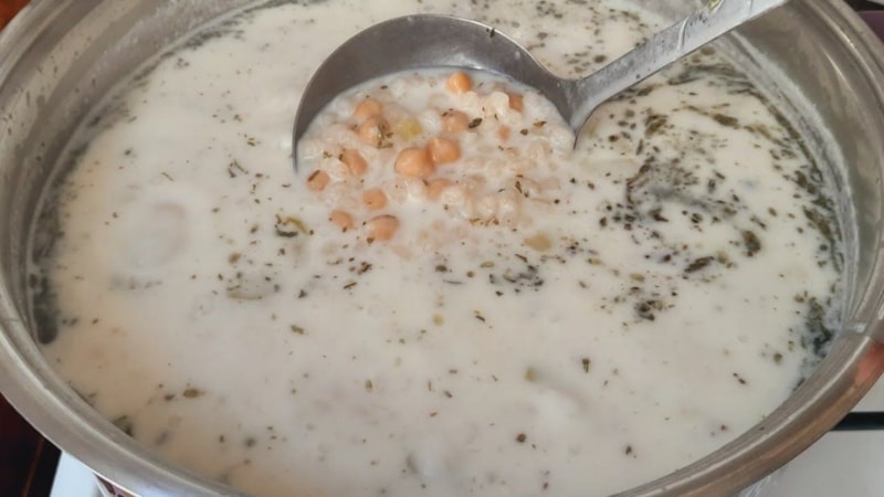 Yaz boyunca tok tutuyor: Bu çorba serin serin içiliyor...