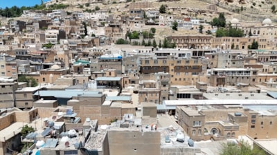 Mardin'de tarihi yapıların üzerine konan betonarme binalar yıkılıyor