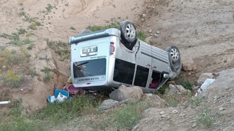 Van'da kamyonet dereye uçtu: 2 yaralı