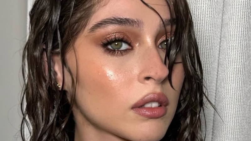 Oyuncu Cemre Baysel'den sütyensiz tarz! Sosyal medyada gündem oldu