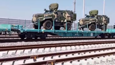 Türk zırhlısı Ejder Yalçın, Marmaray hattından Avrupa'ya sevk ediliyor